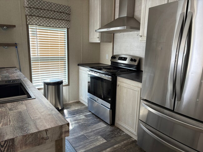 Building Photo - 208 Daily Rd