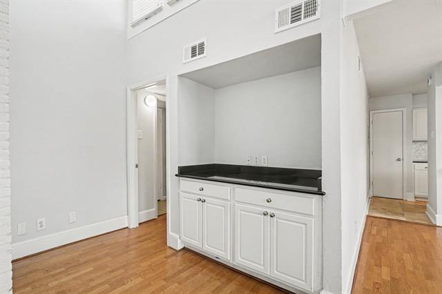 Building Photo - 5926 Sandhurst Ln