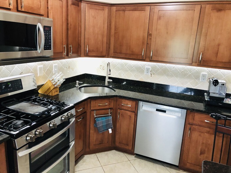 Kitchen - 2501 Vroom Dr