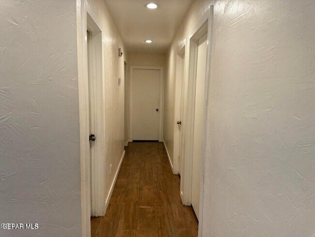 Building Photo - 129 S Apache Gold Lp