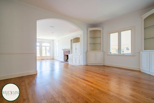 Building Photo - Spectacular Hill Top Home W/ Expansive Vie...