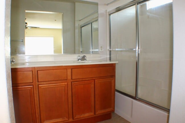 Building Photo - Roomy Palacio Del Oro North Townhome