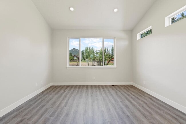 Building Photo - Cozy, Bright, and Spacious Home Nestled in Midway