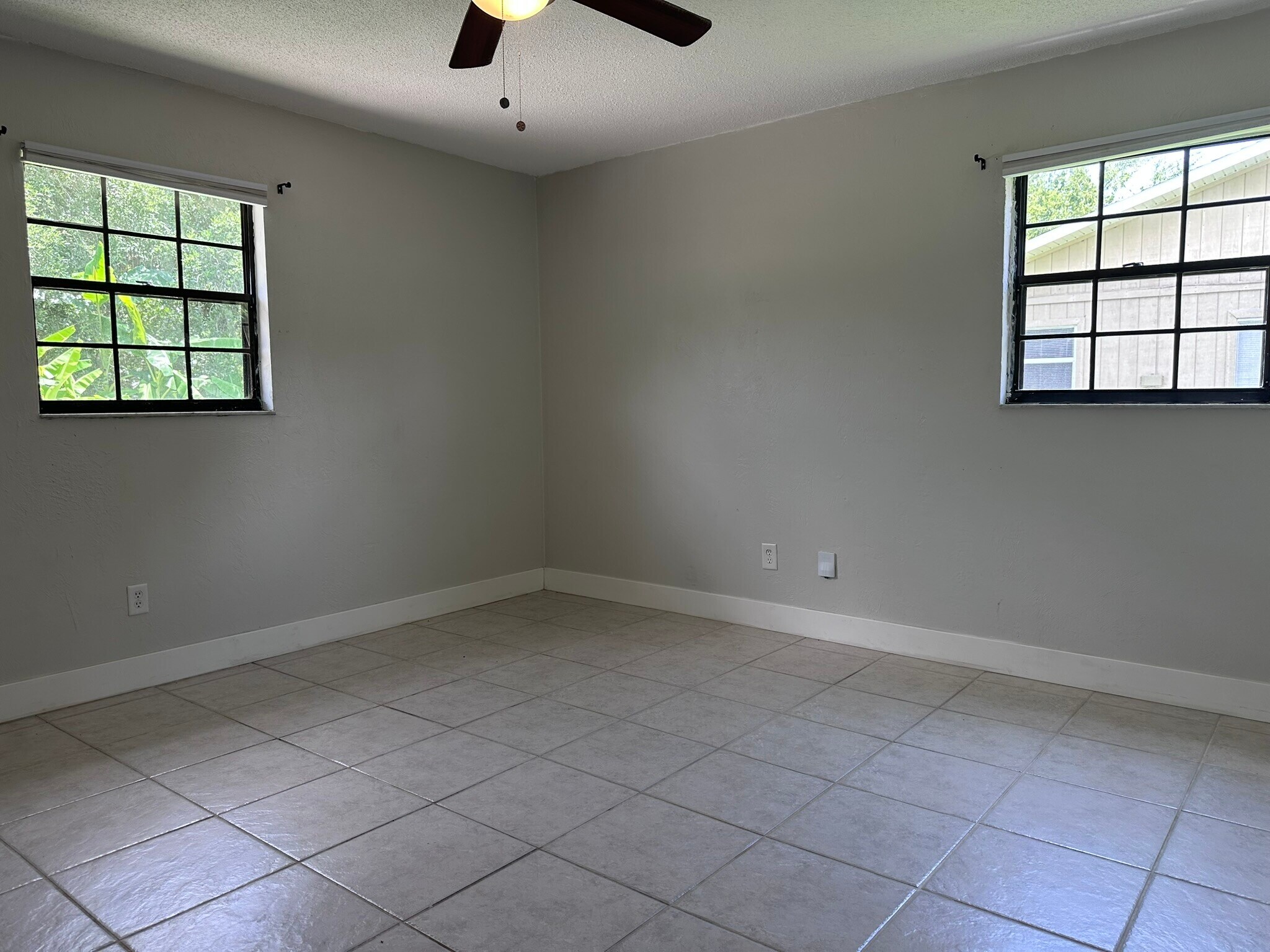 Building Photo - 907 Royal Oak Ct
