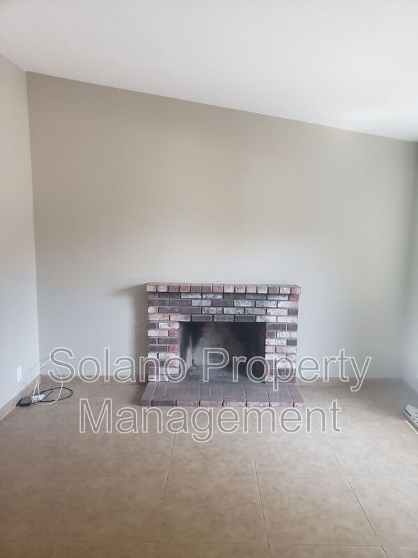 Building Photo - 340 Colonial Cir