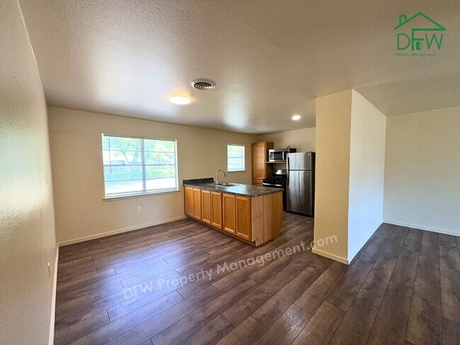 Building Photo - Charming 3-Bedroom Haven in Euless - Stainless Appliances, Large Fenced Yard