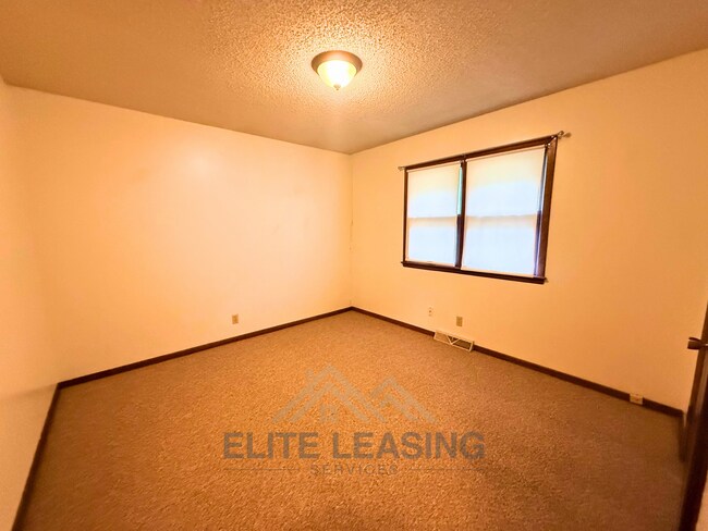 Building Photo - 5705 SW 28th Terrace