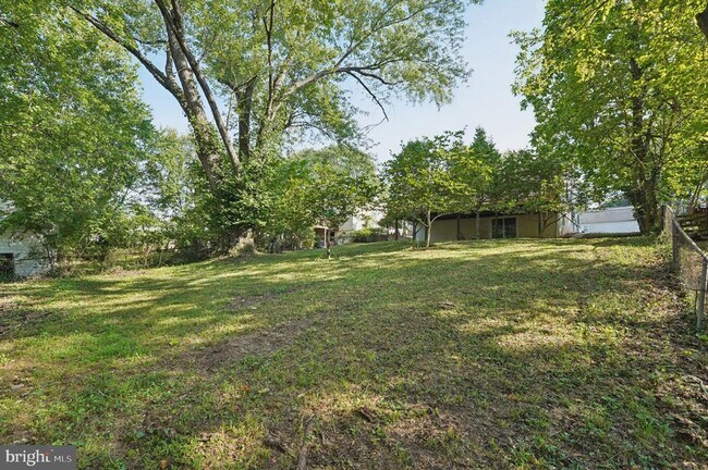 Building Photo - 229 Cabbel Dr