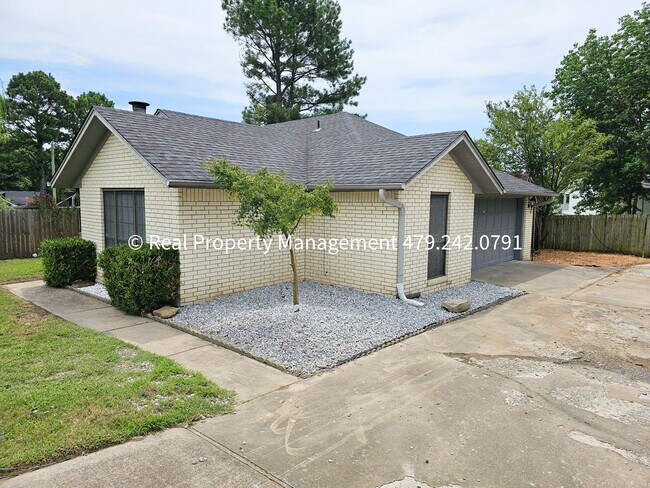 Primary Photo - 3 Bedroom Close to Mercy Hospital - Availa...