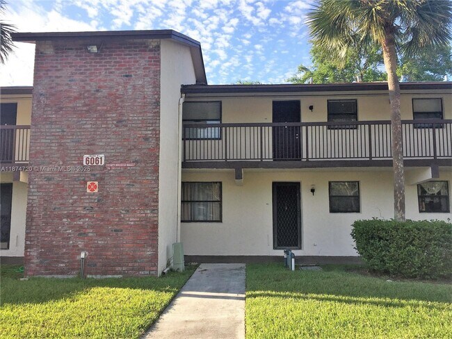 Primary Photo - 6061 Shaker Wood Cir