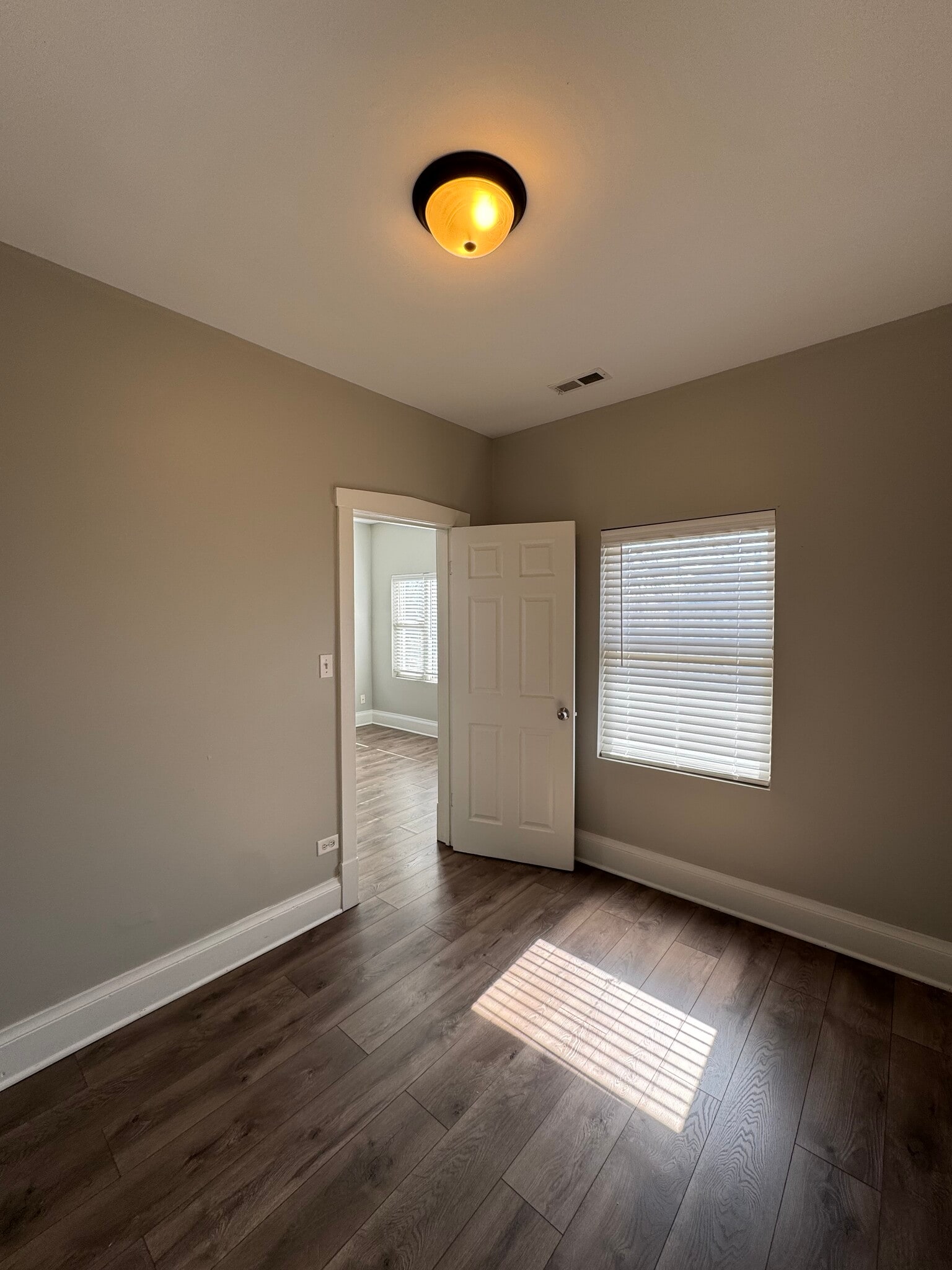 Building Photo - 5410 W Wrightwood Ave