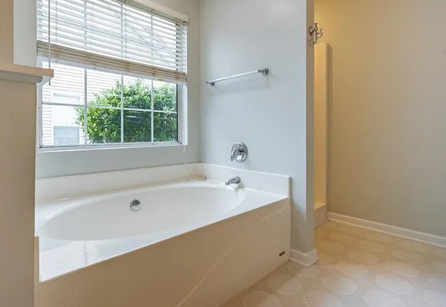 Building Photo - 112 Edgecliff Way