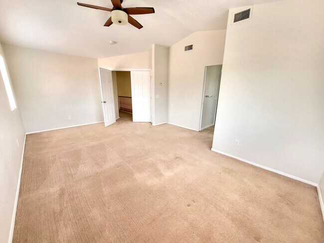 Building Photo - 4 Bedroom House, Private Pool,  Large Pets Welcome