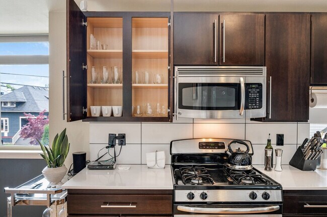 Building Photo - 1220 E Columbia St