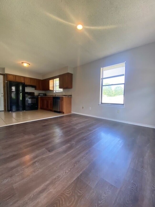 Building Photo - Great Duplex! 2 Bed, 1 Bath
