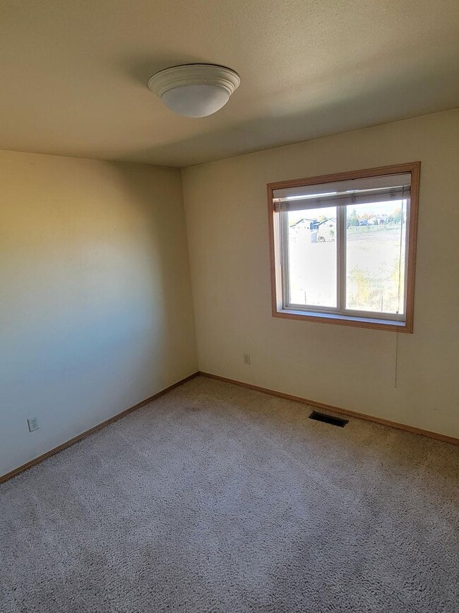 Building Photo - 3 Bedroom, 2.5 Bathroom Townhouse: Month- Month Lease