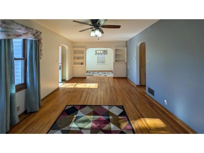 Building Photo - 301 Giles Pl