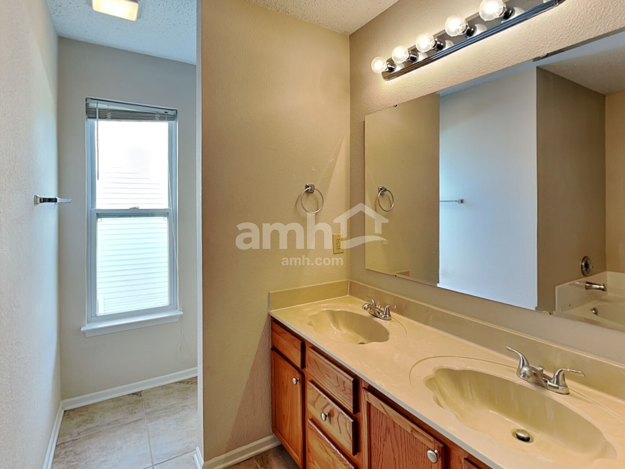 Building Photo - 12422 Rose Haven Dr