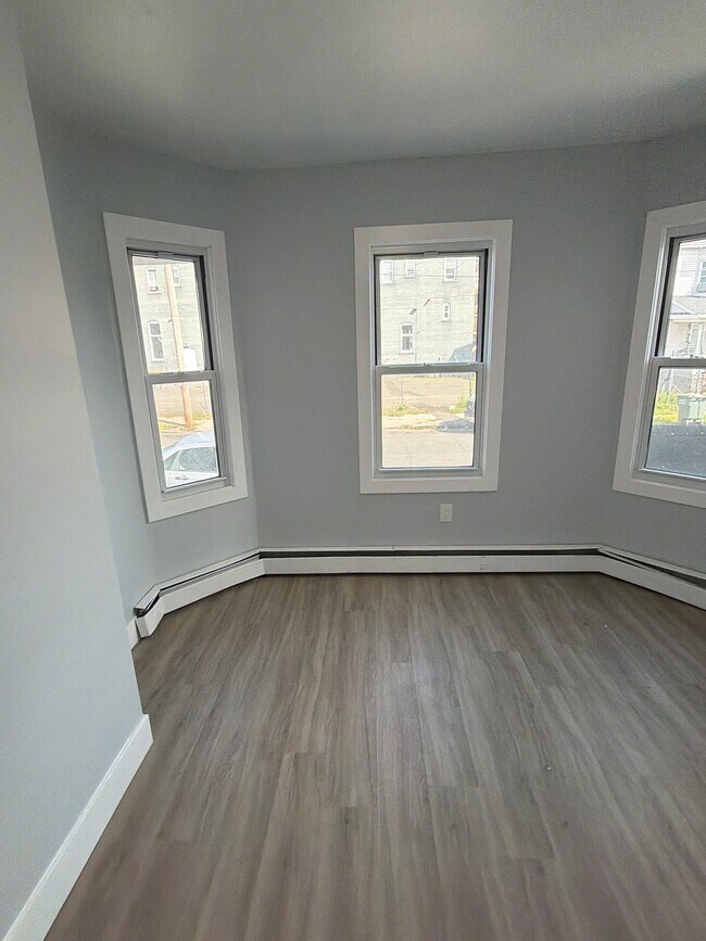 Building Photo - 748 Maple St