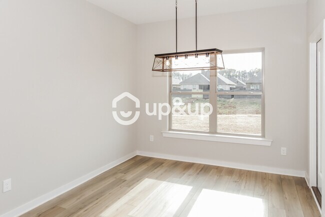 Building Photo - Fantastic 4bd/2ba home! Coming soon!