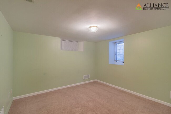 Building Photo - Amazing Home Near City Park and Campus!