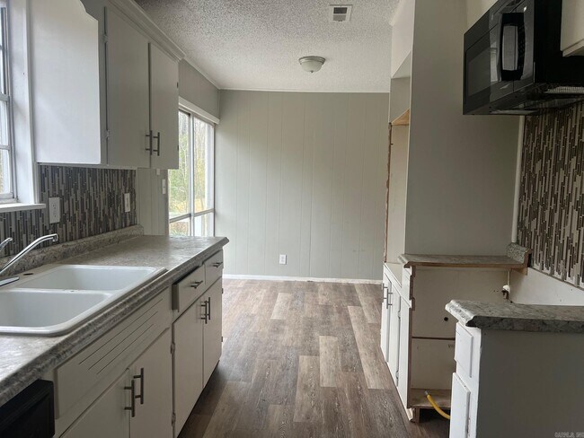 Building Photo - 225 Laurel St