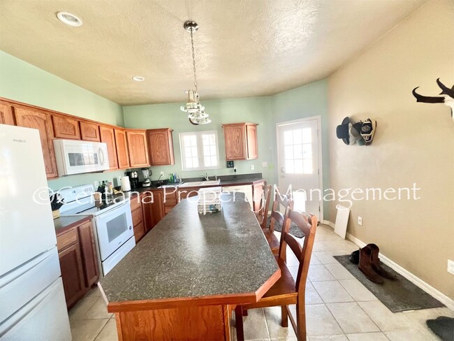 Building Photo - Beautiful home on the outskirts of town!