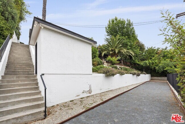 Building Photo - 105 Sequoia Dr