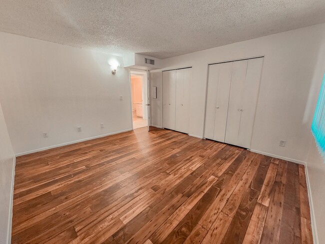 Building Photo - 1 month free rent move in promotion! Don't miss out on this Eastside apartment