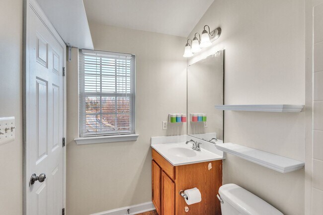 Building Photo - Charming 3 BR + Den Townhouse available now