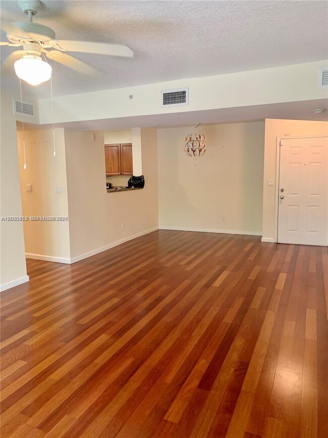 Building Photo - 529 E Sheridan St