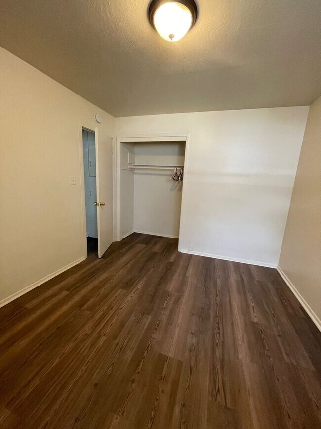 Building Photo - Gardella Duplex