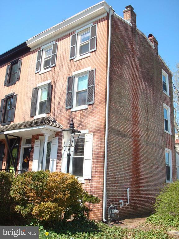 Building Photo - 17 Price St