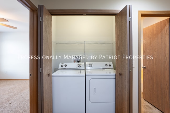 Building Photo - 827 Hawkeye Dr