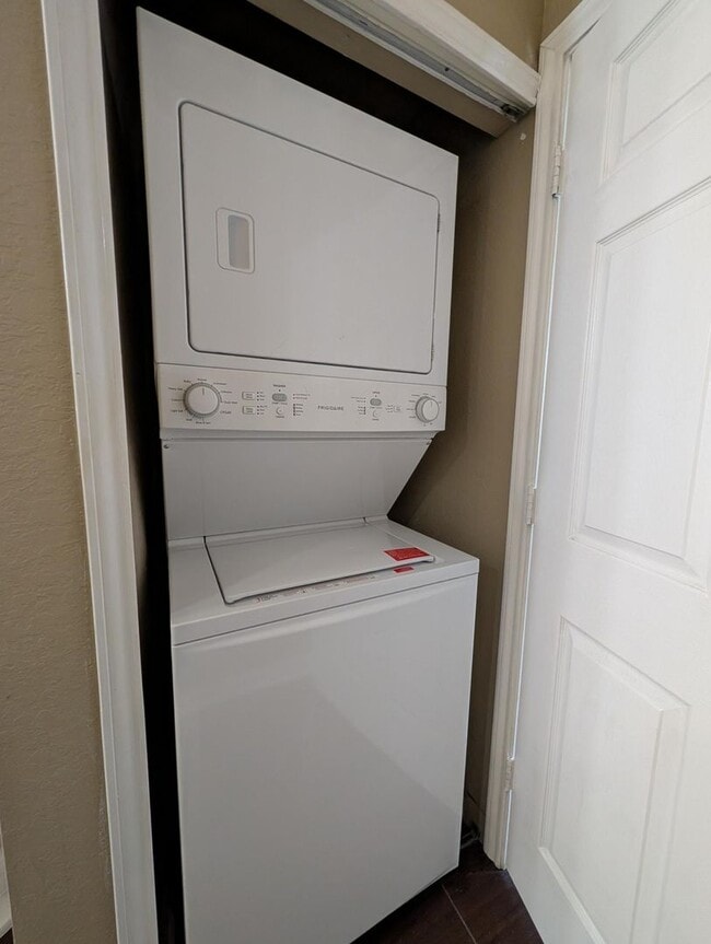 Building Photo - 1x1 Updated flooring & appliances. Includes balconette & washer & dryer