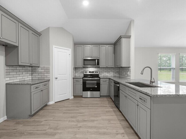 Building Photo - 46 Fairway Dr
