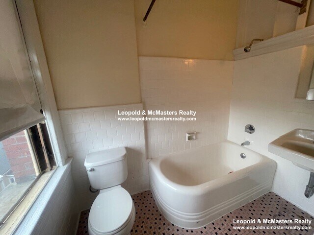 Building Photo - 2 Ware St