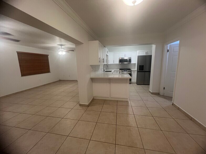 Large family room for entertainment - 403 SW 78th Pl