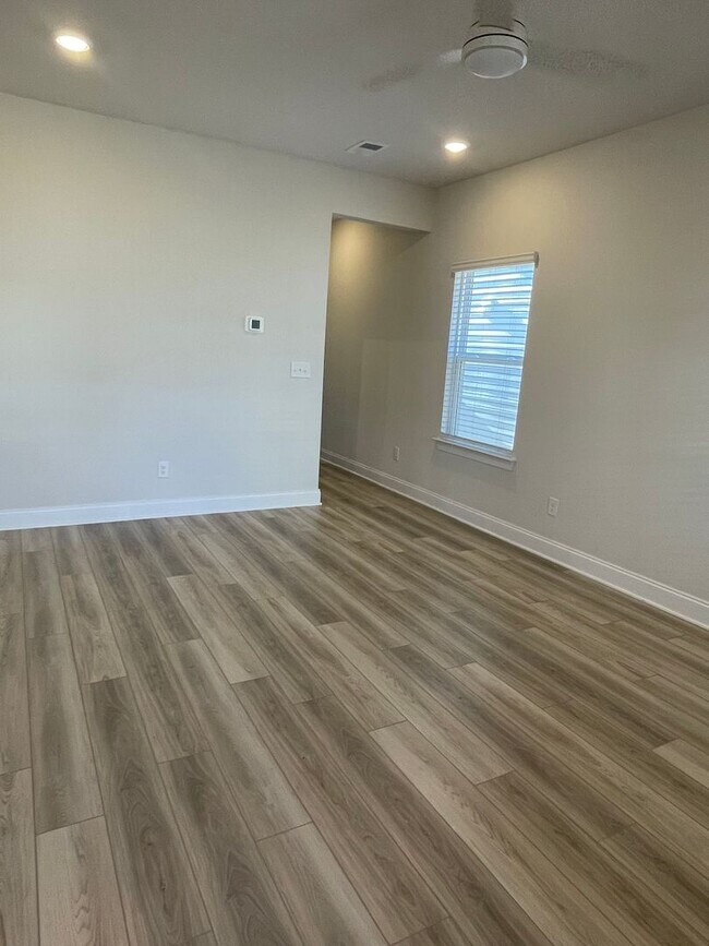 Building Photo - 1520 Henderson Pt Aly