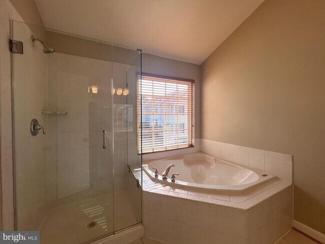 Building Photo - 9757 Cheshire Ridge Cir