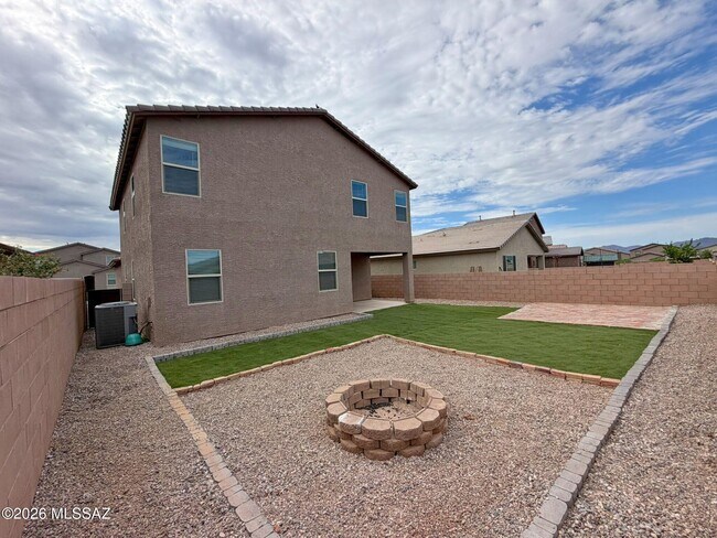 Building Photo - 7833 S Sugarbend Dr