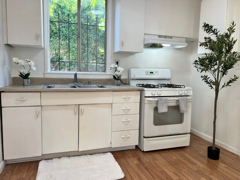 Primary Photo - 2209 S Ridgeley Dr