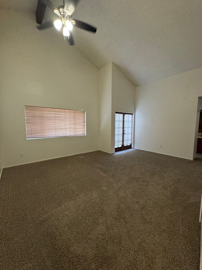 Building Photo - Condo in Southwest Bakersfield