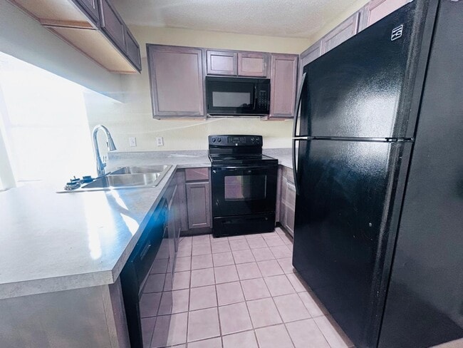 Building Photo - 2122 Lazy Ridge Dr