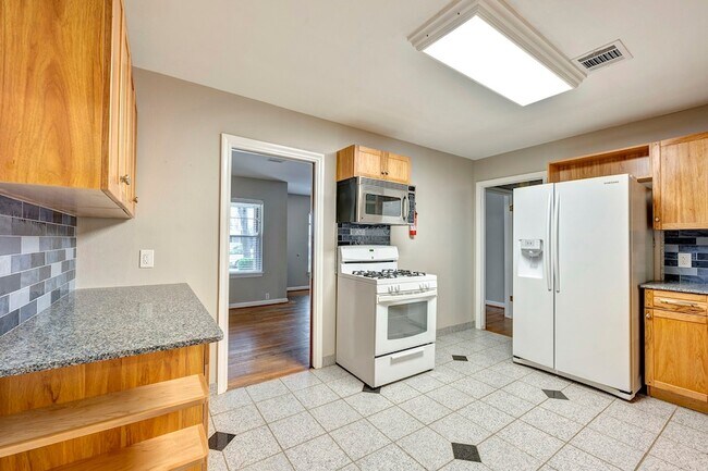 Building Photo - 1135 W 31st St