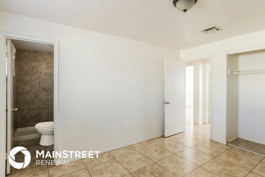 Building Photo - 7132 W Glenrosa Ave