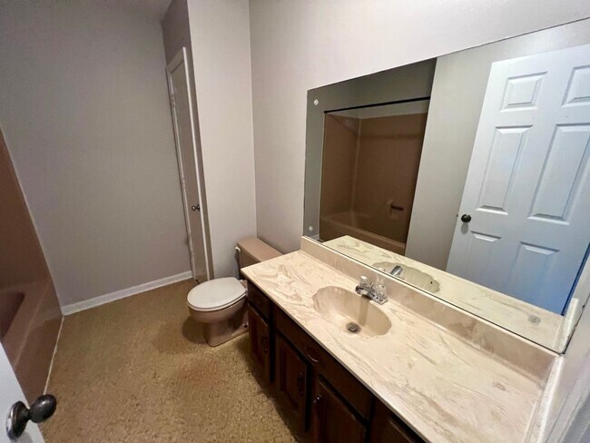 Building Photo - 860 Village Ct