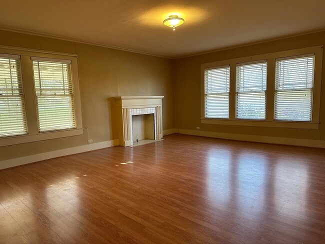 Building Photo - 521 E Charnwood St