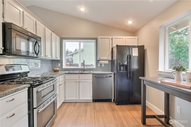 Building Photo - Well Maintained 3 Bed 2.5 Bath for Rent!