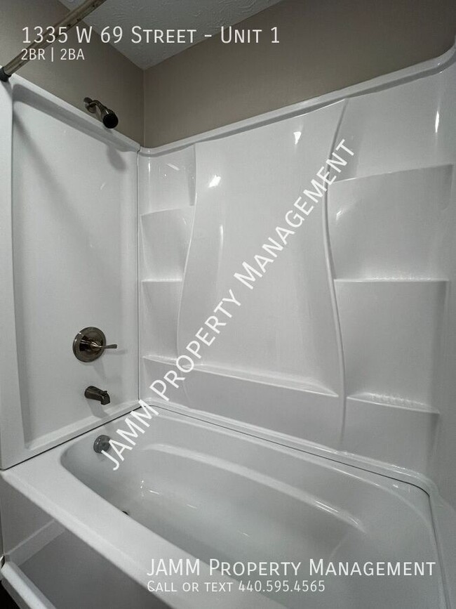 Building Photo - Modern 2 Bedroom, 2 Bathroom Apartment in ...